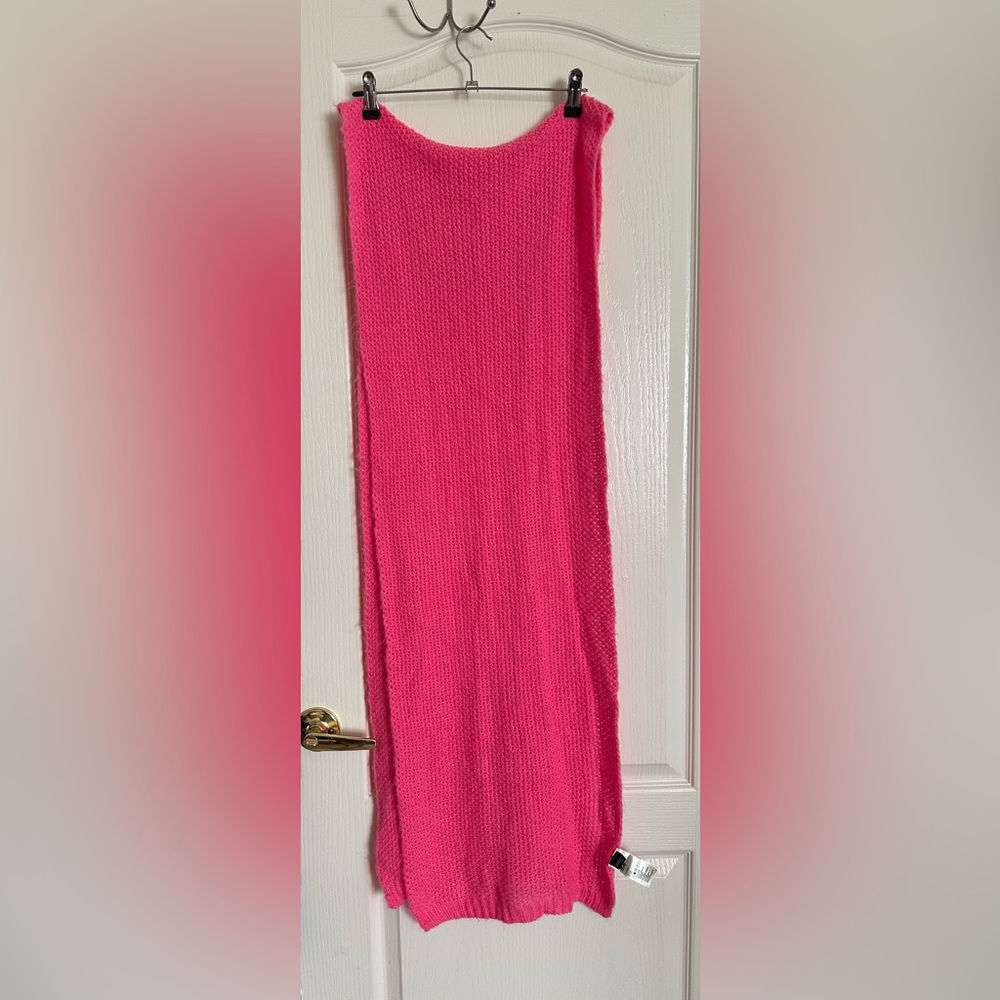 H&M Bold Pink Acrylic Scarf
